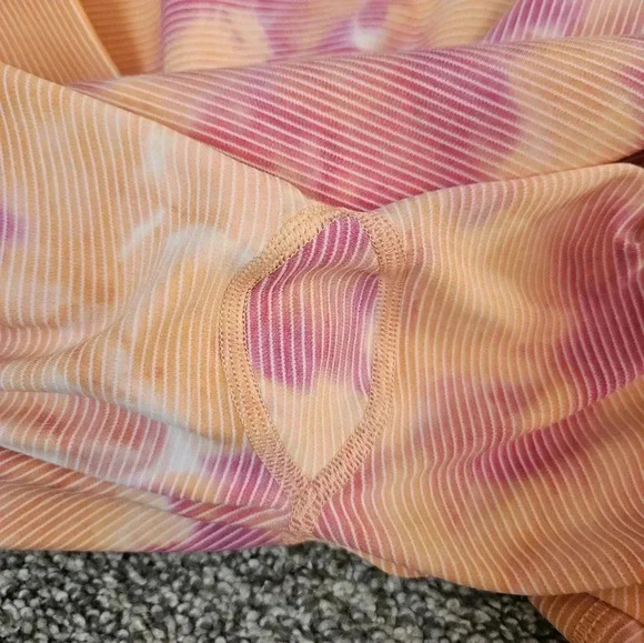 Athleta Salutation Stash Pocket II Capri Leggings Island Coral Small - Picture 6 of 9